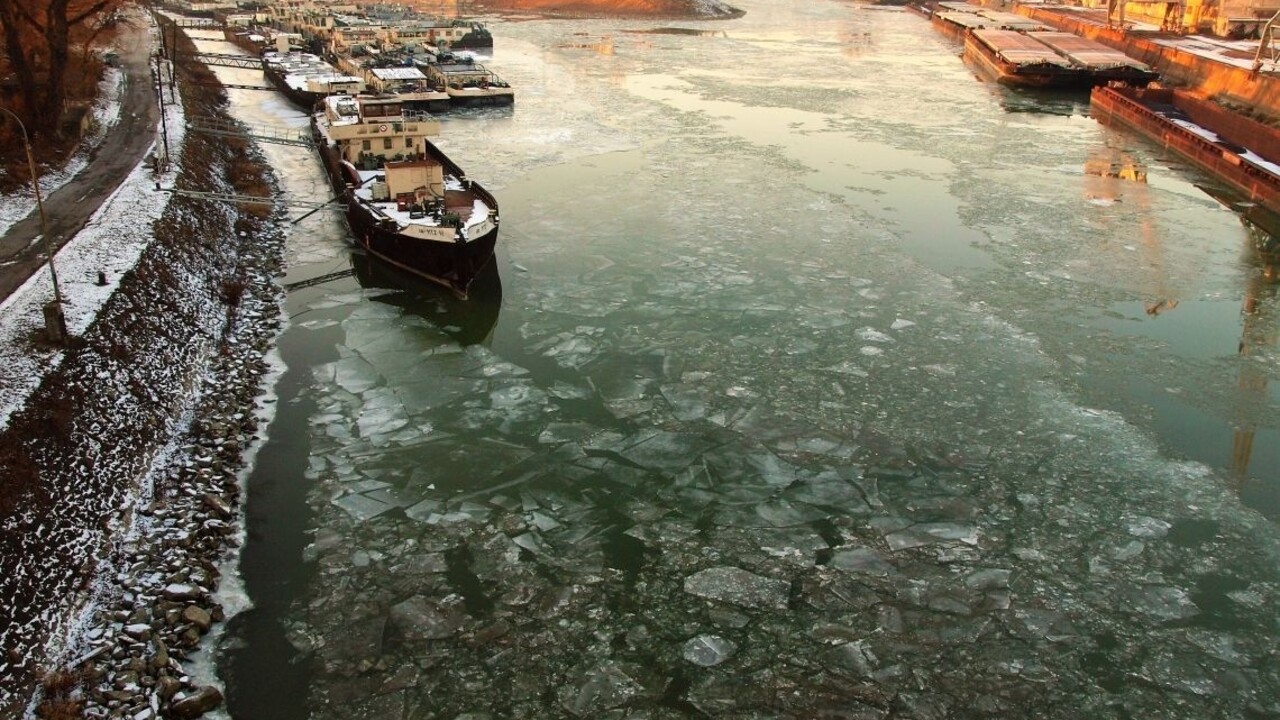 V bratislavskom prístave sa potápala loď, zasahovali hasiči