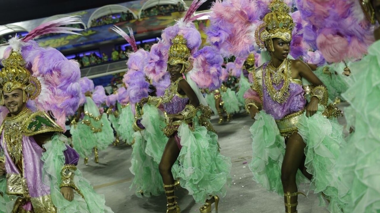 Pred slávnym karnevalom vyslala Brazília do Ria tisíce policajtov
