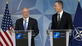 NATO je základným kameňom, upokojoval v Bruseli Trumpov minister