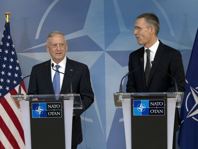 NATO je základným kameňom, upokojoval v Bruseli Trumpov minister