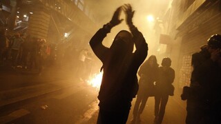 V Paríži bojujú proti policajnej brutalite, došlo k viacerým stretom