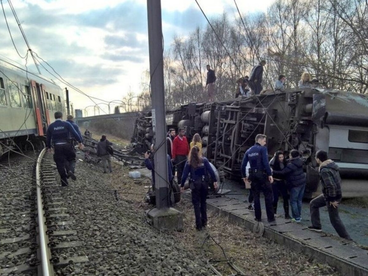 Vykoľajený vlak zabil okoloidúceho, zranili sa desiatky ľudí