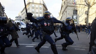 Parížske ulice zachvátili nepokoje, demonštranti sú proti policajnej brutalite