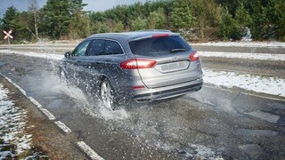 Ford vyhlásil vojnu výtlkom: vie ochrániť kolesá a upozorní ostatných