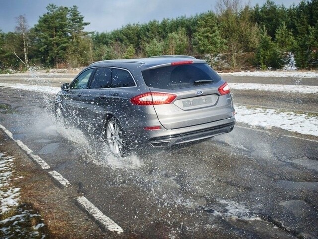 Ford vyhlásil vojnu výtlkom: vie ochrániť kolesá a upozorní ostatných