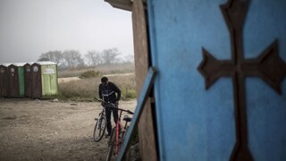 V Calais nechcú ďalší utečenecký tábor. Migranti prespávajú v lesoch