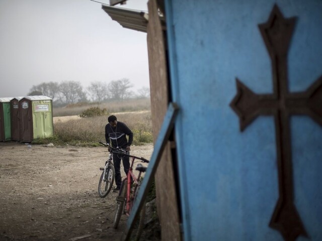 V Calais nechcú ďalší utečenecký tábor. Migranti prespávajú v lesoch