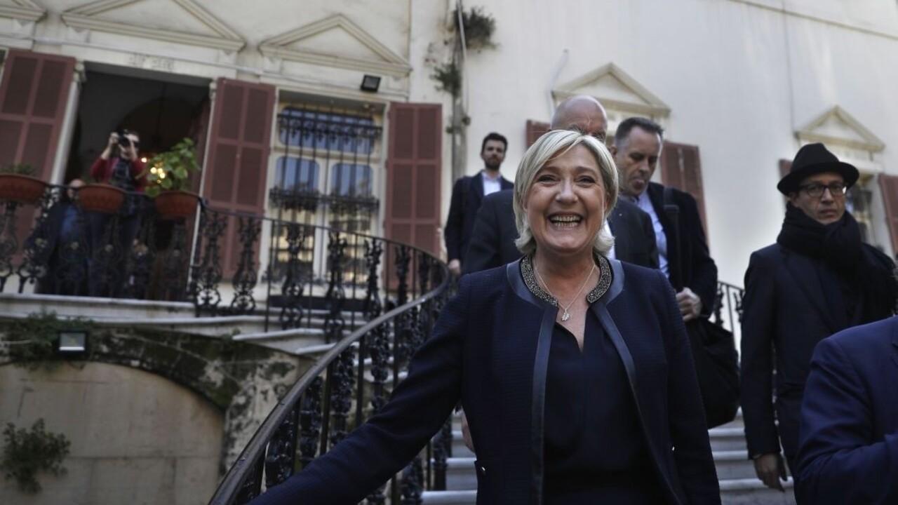 Šance Le Penovej stúpli. Dobieha súperov v prezidentských voľbách