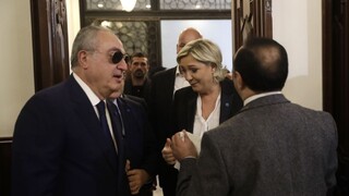 Dajte si šatku, požiadali Libanončania Le Penovú. Otočila sa a odišla