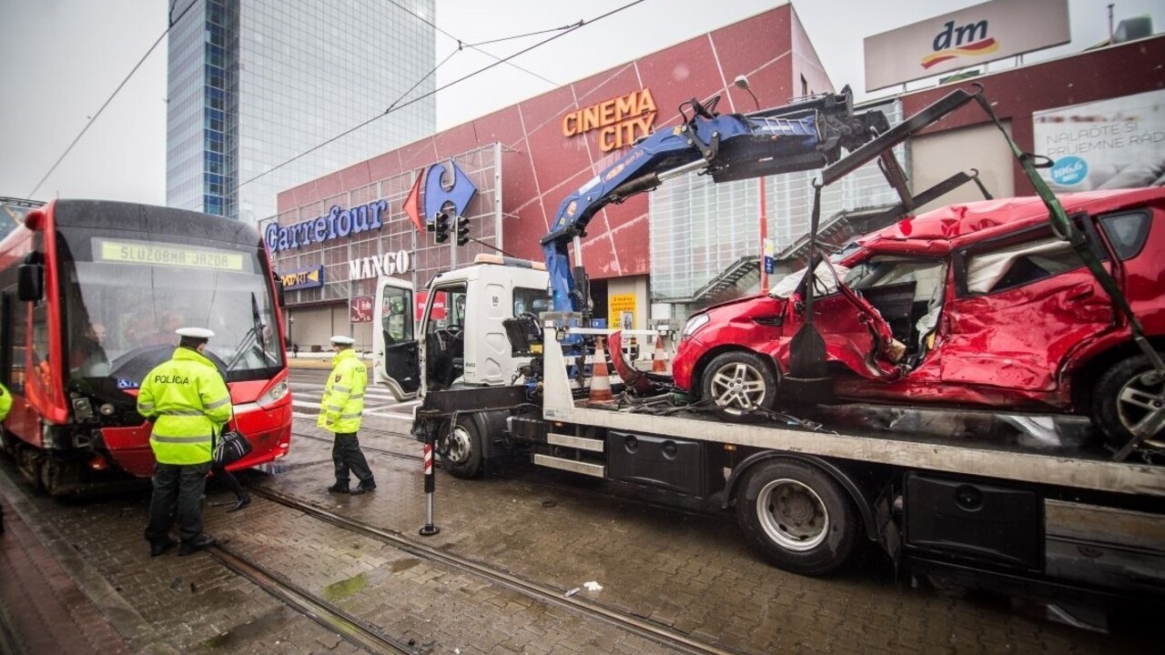 V Bratislave havarovali autobus aj električka, zranilo sa niekoľko ľudí