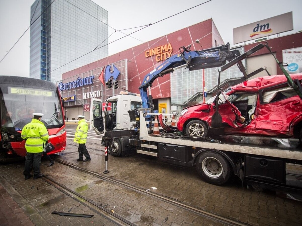 V Bratislave havarovali autobus aj električka, zranilo sa niekoľko ľudí