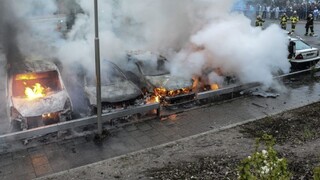 V Štokholme vypukli nepokoje, výtržníci útočili na políciu a rabovali