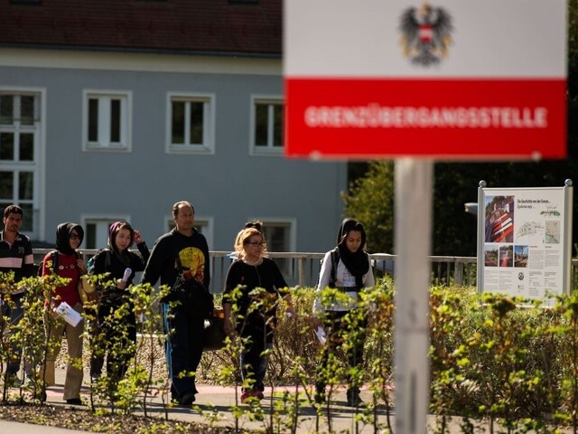 Sobotka chce v Rakúsku menej azylantov, vraj zvyšujú kriminalitu