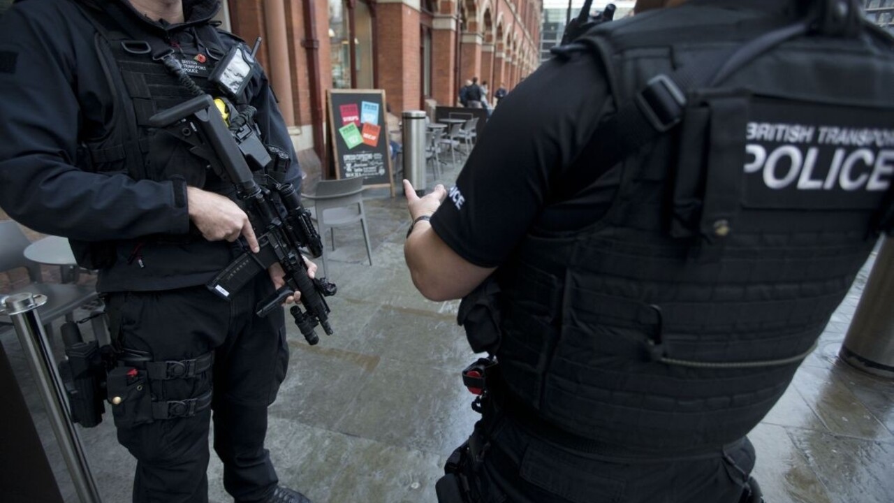 Polícia Británia policajti zbrane 1140 px (SITA/AP)