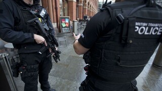 Polícia Británia policajti zbrane 1140 px (SITA/AP)