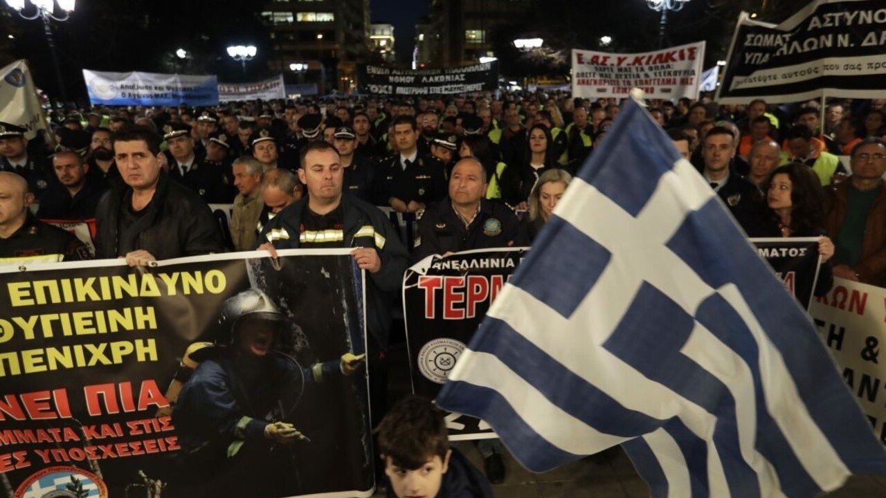 Koniec škrtom, vyzývajú v Grécku protestujúci policajti aj požiarnici