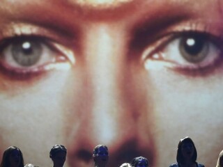 Ceny Brit Awards boli poctou zosnulému Davidovi Bowiemu