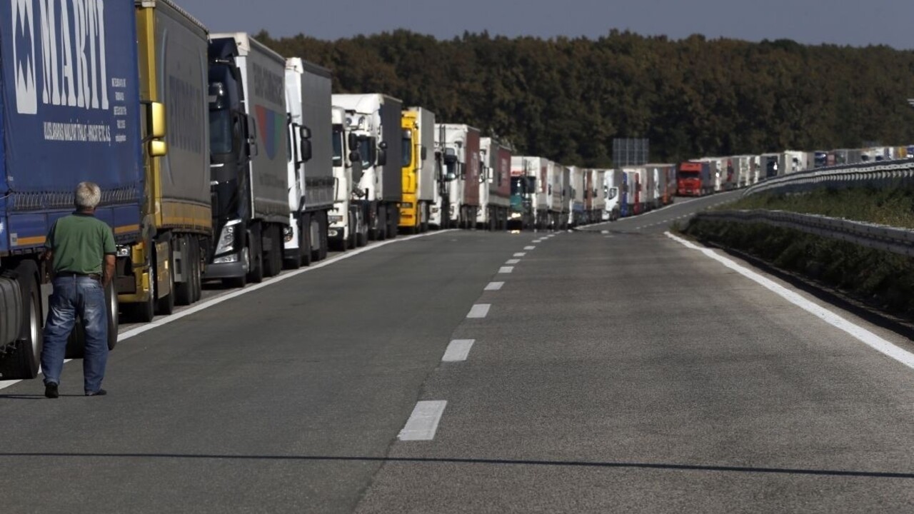 Blokáda kamiónov sa skončila, na ukrajinskej hranici si vodiči počkajú