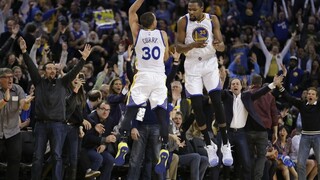 NBA: Curry zariadil víťazstvo Warriors, James s triple-double