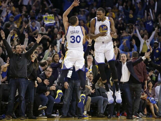 NBA: Curry zariadil víťazstvo Warriors, James s triple-double