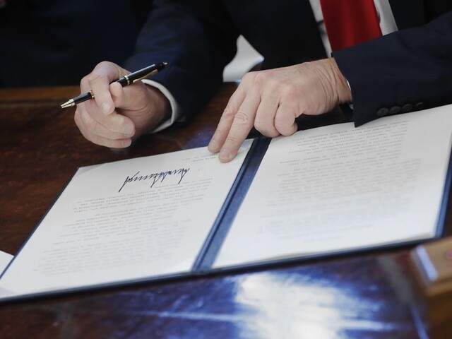 Trump nariadil zrušenie Obamových regulácií, chce zjednodušiť štátnu správu