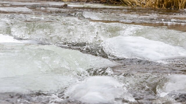 Ľadové kryhy Sulínčanov potrápili, naďalej platí povodňová výstraha