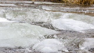 Ľadové kryhy Sulínčanov potrápili, naďalej platí povodňová výstraha