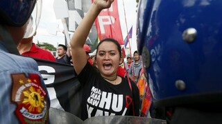 V Manile protestovali proti despotizmu, rozohnali ich vodnými delami