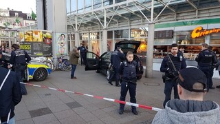 Ozbrojený muž v Heidelbergu vrazil autom do davu, polícia ho postrelila