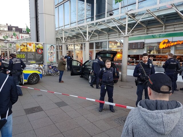 Ozbrojený muž v Heidelbergu vrazil autom do davu, polícia ho postrelila