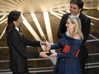 Najlepší film vyhlásili chybne, Oscarov poznačili aj reakcie na Trumpa