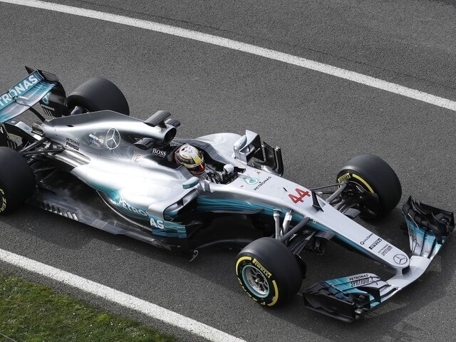 Príprava F1 sa začala, v úvodný deň sa najlepšie zapísal Hamilton
