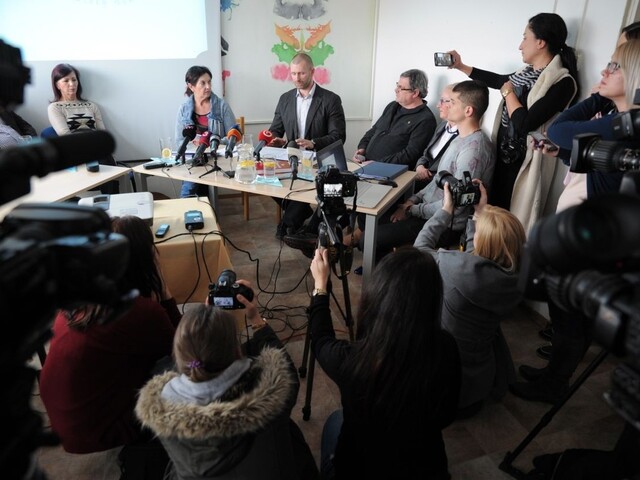 Čistý deň neprišiel o akreditáciu, opozícia chce odvolať Richtera