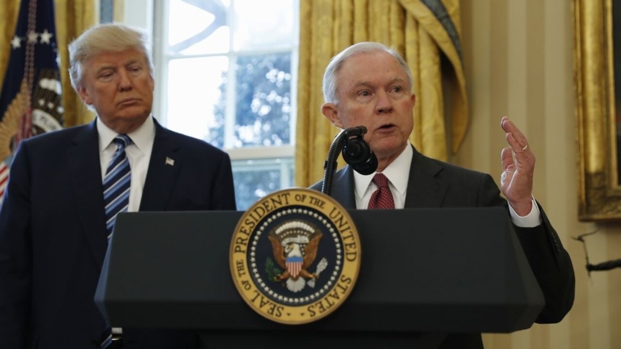 Stretával sa s Rusmi a nepriznal to. Trumpovho ministra chcú odvolať