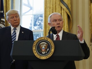 Stretával sa s Rusmi a nepriznal to. Trumpovho ministra chcú odvolať