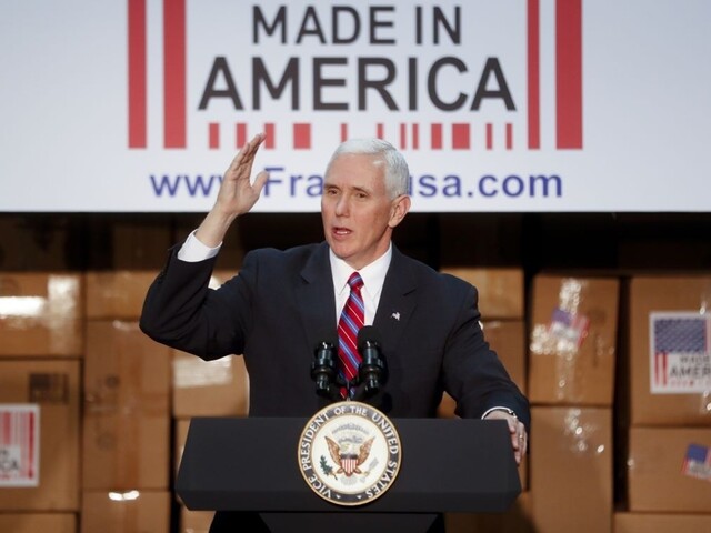 Nie som ako Clintonová, vyhlásil Pence. Biely dom ho obhajuje