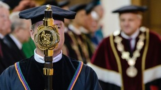 Kotlebovcov pozvali na akademickú pôdu, rektor sa má ospravedlniť
