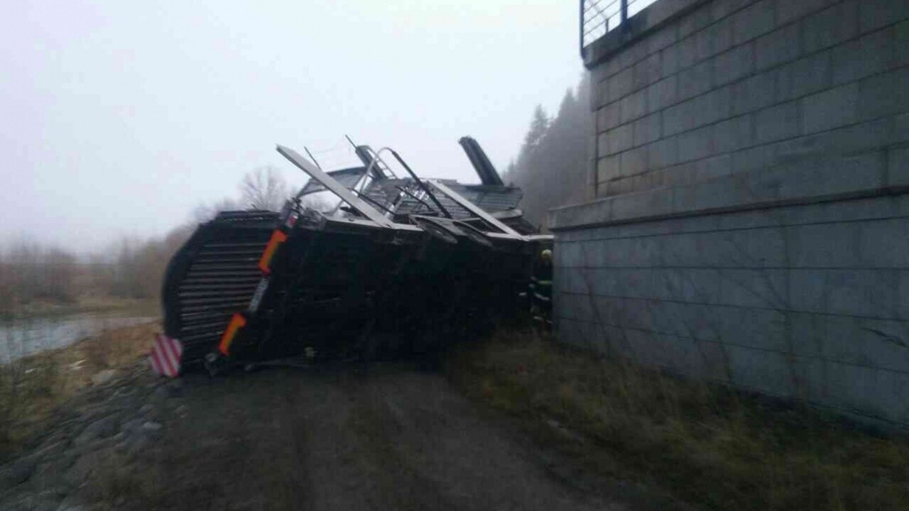Fotogaléria: Z obchvatu na Orave sa zrútil kamión, zasahovali hasiči