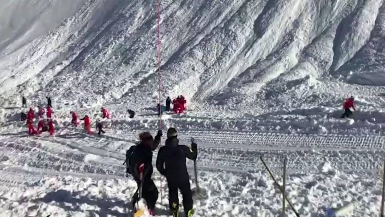 Na plnú zjazdovku spadla lavína, lyžiari mali šťastie