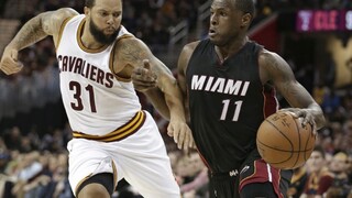 NBA: Clevelend podľahol Miami, Bogutov debut netrval ani minútu