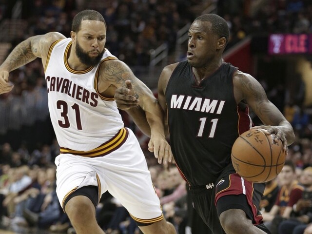 NBA: Clevelend podľahol Miami, Bogutov debut netrval ani minútu