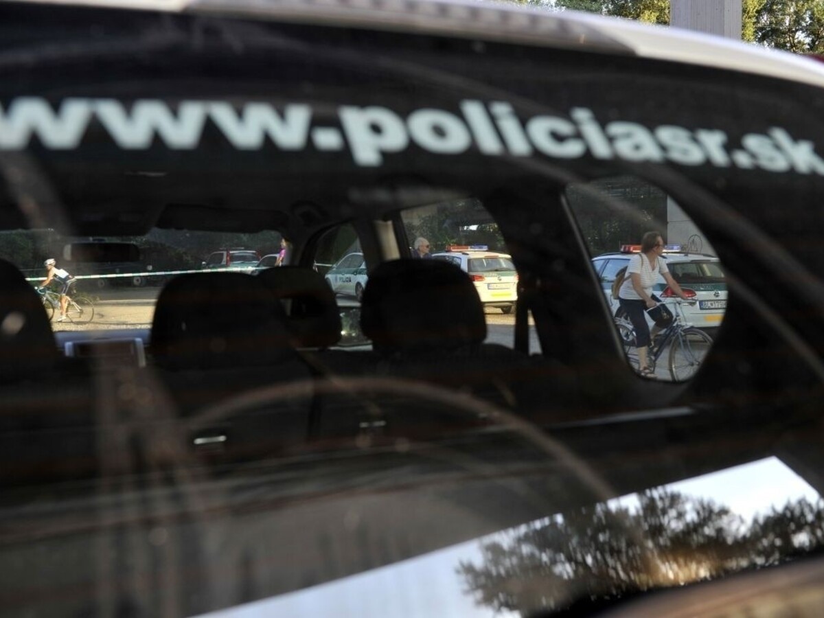 Policajti, ktorí vo videu kopali mladú ženu, čelia personálnemu konaniu