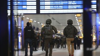 Na hlavnej stanici v Düsseldorfe zaútočil na ľudí muž so sekerou