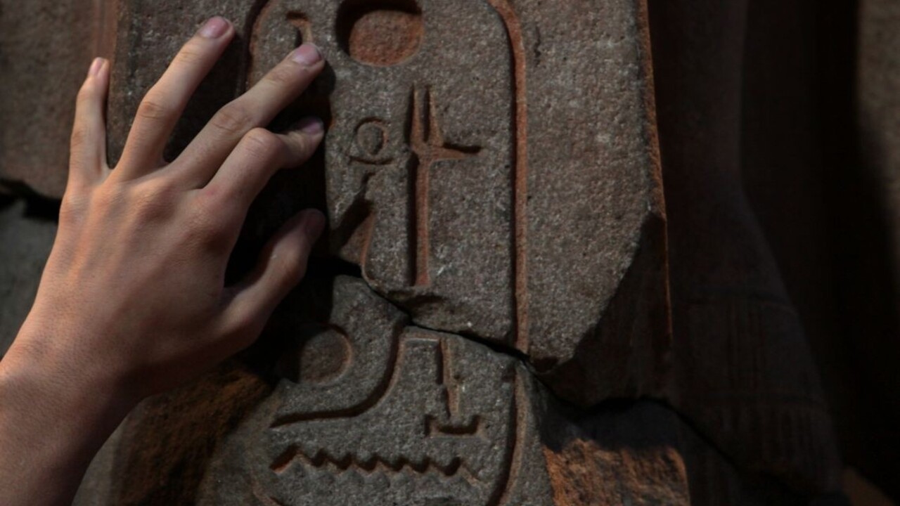 V chudobnej štvrti našli obrovskú sochu egyptského faraóna