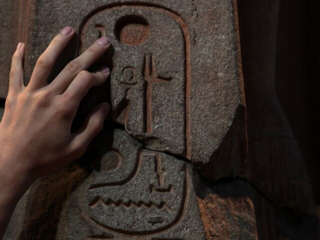 V chudobnej štvrti našli obrovskú sochu egyptského faraóna