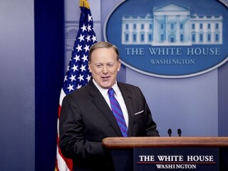 Trumpov hovorca vzbudil pozornosť odznakom. Malo ísť o protest?