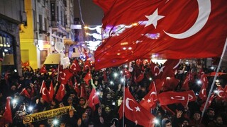 Tureckú ministerku vykázali z Holandska, Ankara sľubuje odvetu