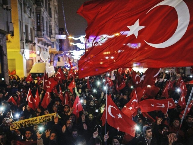 Tureckú ministerku vykázali z Holandska, Ankara sľubuje odvetu