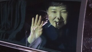 Pak Kun-hje opustila prezidentský palác, pred jej sídlom ju vítali stúpenci