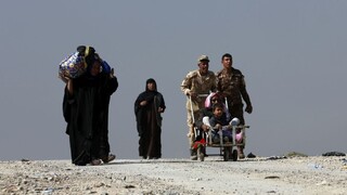 Streľba v Mósule neutícha, boje vyhnali z domovov desaťtisíce ľudí